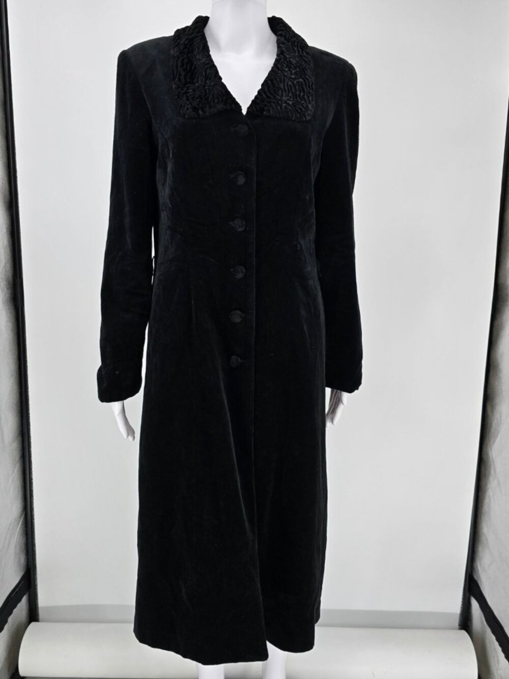 Vintage 1990s JS Collections Made in Canada Women's Black Velvet Long Coat (M)